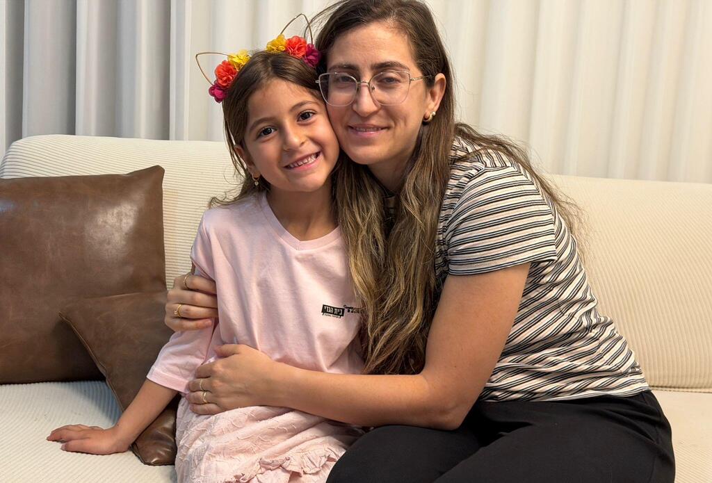''למדתי איך לתת לה מענה''. קרולין כהן בוכריס ובתה (צילום: אלבום ביתי) קרולין כהן בוכריס ובתה