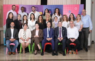 15 המורים שהגיעו לגמר לצד נשיא המדינה הרצוג ורעייתו מיכל, שר החינוך יואב קיש, מזכ"לית הסתדרות המורים יפה בן דויד, מנכ"ל בנק מסד גבי טייטל, מנכ"ל תלמ"א עידו מהצרי ועורך "ידיעות אחרונות" ו־ynet אלעד טנא | צילומים יובל חן