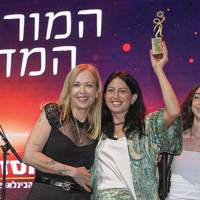 ליאת סמדג'ה מעניקה לרווית פרץ שפס את הפרס ע"ש עומר ז"ל (יובל חן, yuval chen) ליאת סמדג'ה מעניקה לרווית פרץ שפס את הפרס ע"ש עומר ז"ל