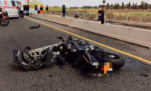תאונת האופנוע בכביש 1 (צילום: תיעוד מבצעי מד"א) תאונת האופנוע בכביש 1