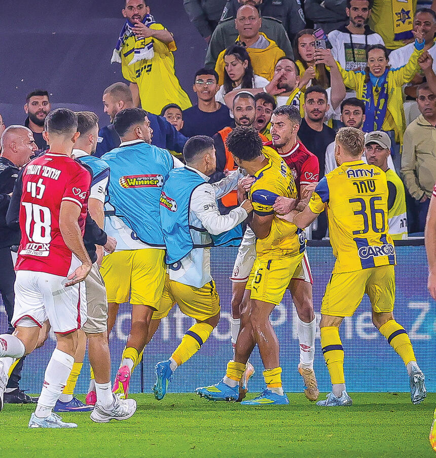 המהומה בסיום. קרב נרטיבים על מי התחיל ומי "יצא גבר" המהומה בסיום. קרב נרטיבים על מי התחיל ומי "יצא גבר"