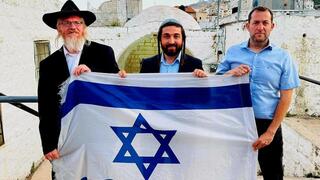 יוסי דגן, צבי סוכות והרב יוסי אליצור בקבר יוסף