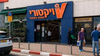 ויקטורי החלה למכור נעלי אסיקס במחיר מוזל