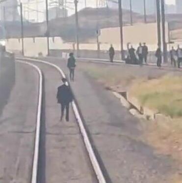 מפגינים עלו על מסילת ברזל במרכז מפגינים עלו על מסילת ברזל במרכז