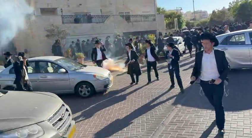 עימותים קשים מחוץ לביתו של ניצב חיים שמואלי (צילום: לירן תמרי ) עימותים קשים מחוץ לביתו של ניצב חיים שמואלי