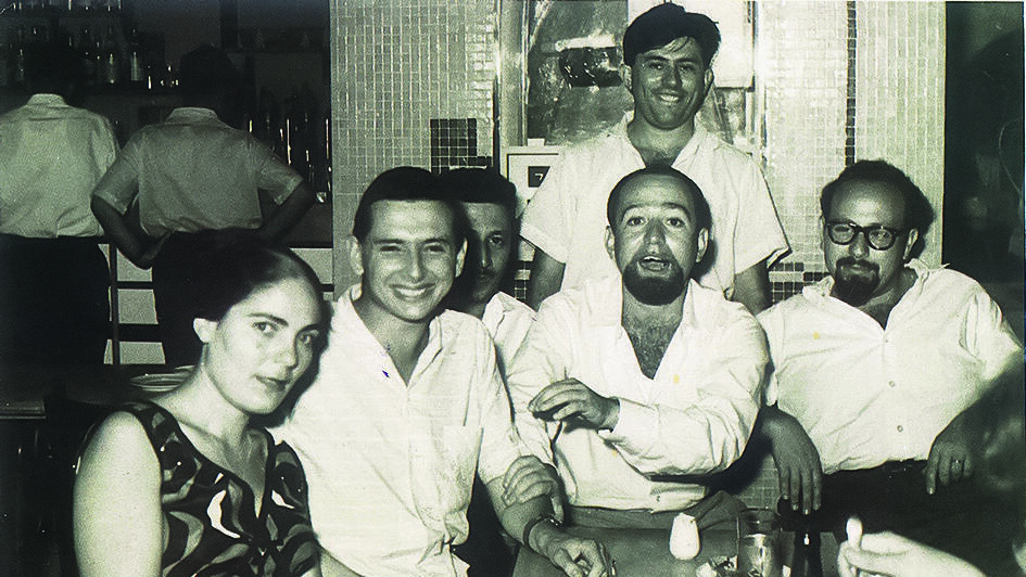 גבריאל מוקד עם נתן זך, אהרן אלמוג, בלה אוכמני, מקסים גילן ושלמה שבא (צילום: אלבום משפחתי) גבריאל מוקד עם נתן זך, אהרן אלמוג, בלה אוכמני, מקסים גילן ושלמה שבא