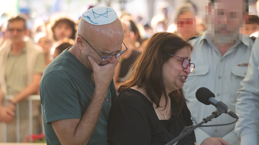 פנינה ויוני, הוריו של אורי ז"ל (צילום: יריב כץ) סרן ד"ר אורי יוסף סילבסטר ז"ל מובא למנוחות