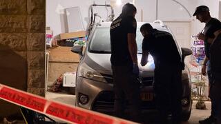 כוחות משטרה מחוץ לביתו של השופט סולברג לאחר שמפגינים חרדים הסבו נזק רב למקום במהלך הפגנה נגד חוק הגיוס