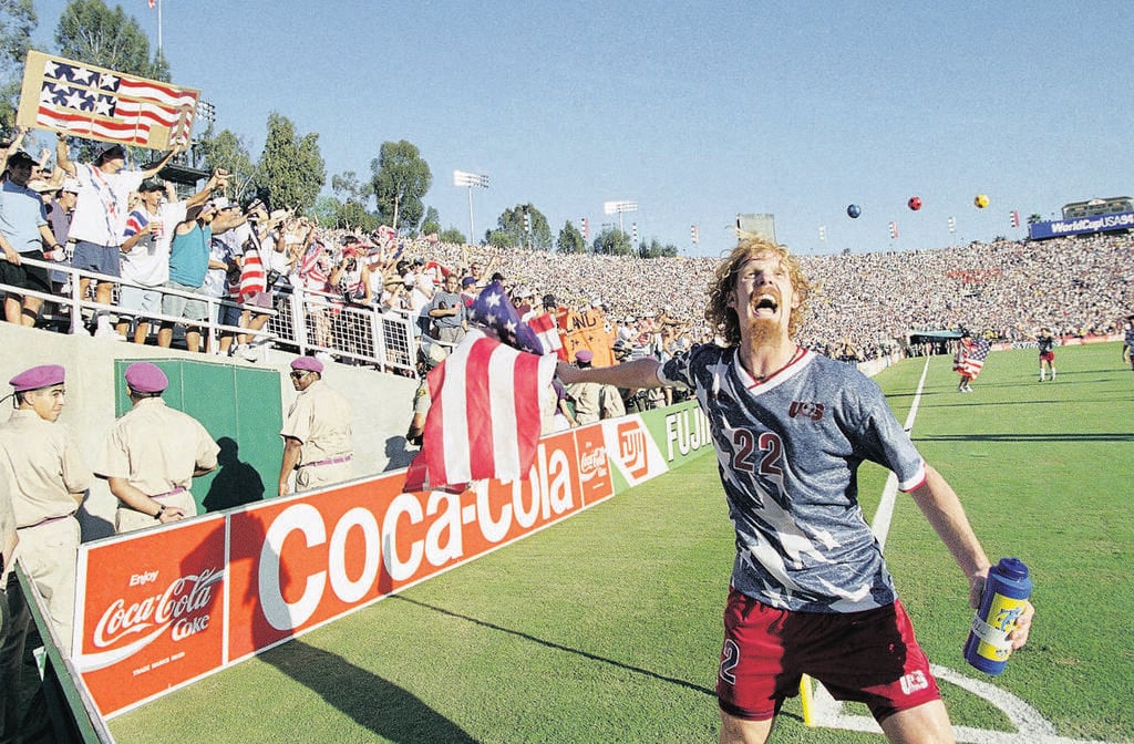 US player Alexi Lalas celebrates victory in the 1994 World Cup (Photo: Eric Draper/AP) אלכסי לאלאס חוגג ניצחון במונדיאל 1994