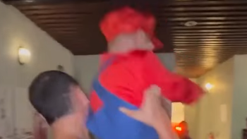 גמד "חוגג" במסיבה עם ישראלים בקולומביה