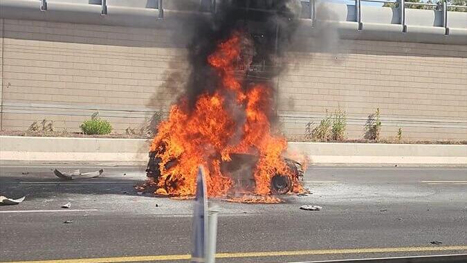 אדם נהרג בפיצוץ רכב בנתיבי איילון