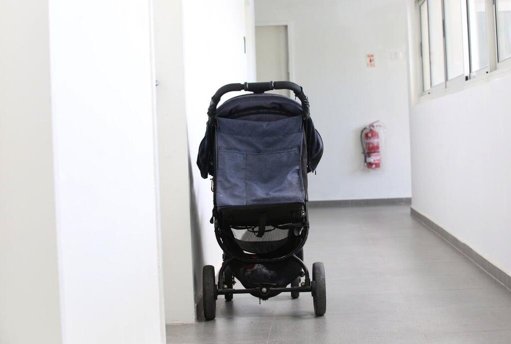 "התחושה של כולנו הייתה: 'אנחנו לא יודעים לאן אנחנו הולכים, אבל כנראה שזה יהיה יותר טוב'" (צילום: ריאן פרויס) זיכרון בסלון במקלט לנשים בסיכון בראשון לציון