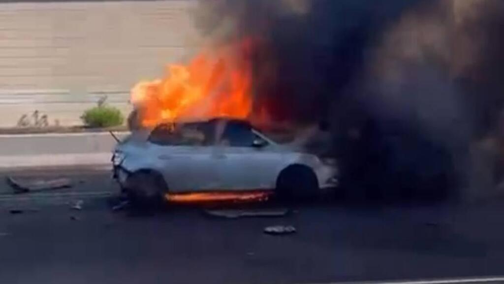 הרכב שבו אירע הפיצוץ (צילום: כבאות והצלה לישראל) הרכב עולה באש בנתיבי איילון