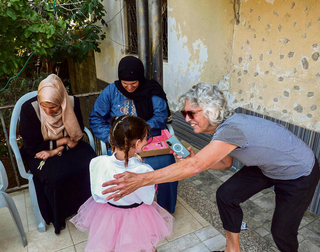 קשר דם. מימין: מירי הגדולה, האם מונה, מירי הקטנה ואיחלס ׀ צילום: נחום ברנע