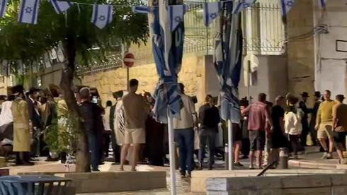 Dozens of Haredi protesters try to break into Jerusalem police station over arrests