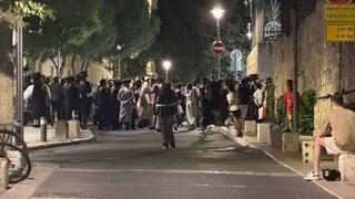 מחאה על מעצר המפגינים מחוץ לביתו של סולברג: עשרות חרדים מפגינים מול תחנת משטרת לב הבירה בירושלים