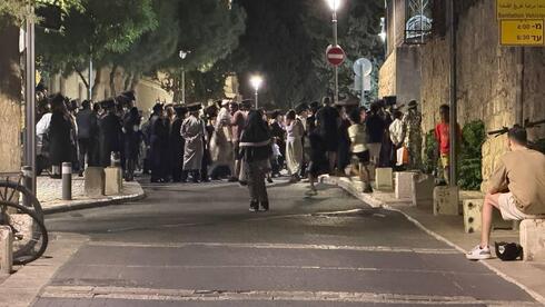 עשרות חרדים מפגינים מול תחנת משטרה בירושלים - ומנסים לשבור את השער