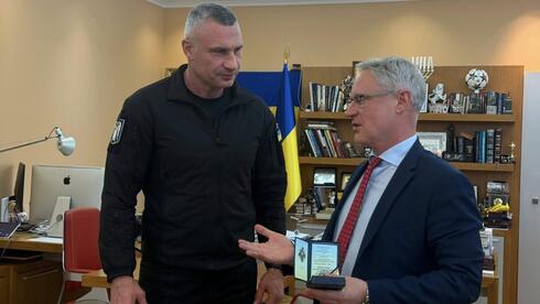 Посол Израиля Михаил Бродский награжден за содействие обороне Киева
