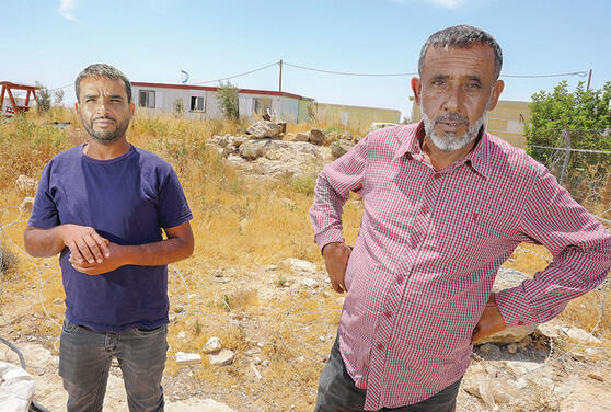 מאבק בין מתנחלים לפלסטינים בדרום הר חברון: 
