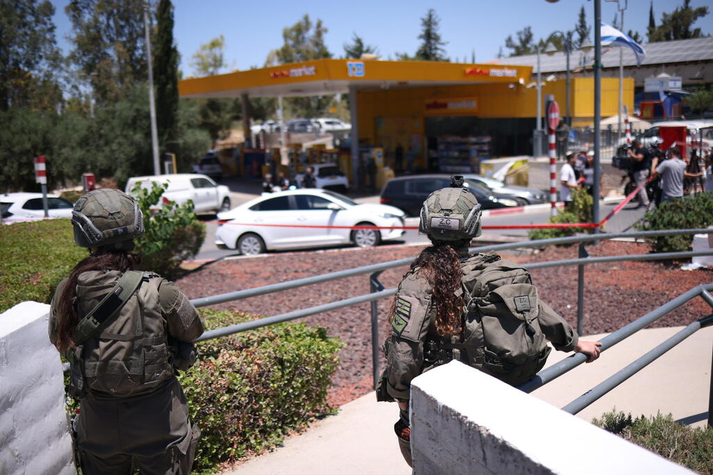 לוחמות בתחנת דלק בכוכב יאיר