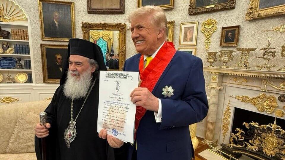 תיאופילוס השלישי מעניק אות כבוד לטראמפ נשיא ארה"ב עם הפטריארך היווני אורתודוקסי של ירושלים