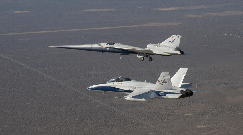 עיצוב ייחודי. מטוס X-59 (רחוק מהמצלמה) עם מטוס F-18 שמלווה אותו לצרכי מחקר בטיסת הבכורה של ה-X-59 באוקטובר 2025 (צילום: NASA / Jim Ross) עיצוב ייחודי. מטוס X-59 (רחוק מהמצלמה) עם מטוס F-18 שמלווה אותו לצרכי מחקר בטיסת הבכורה של ה-X-59 באוקטובר 2025