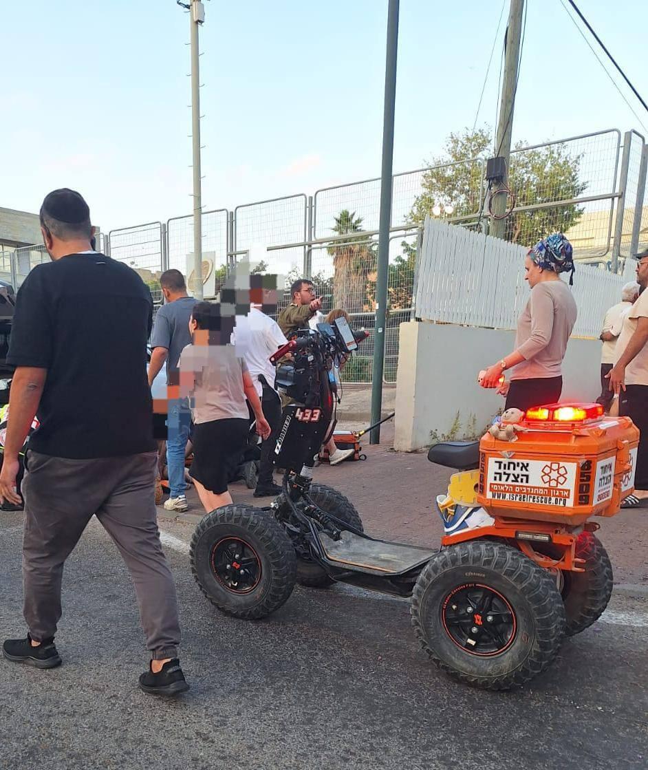 צילום: איחוד והצלה הזירה בה קרתה תאונת דרכים בין רכב פרטי לילדה כבת 3 בקריית אתא