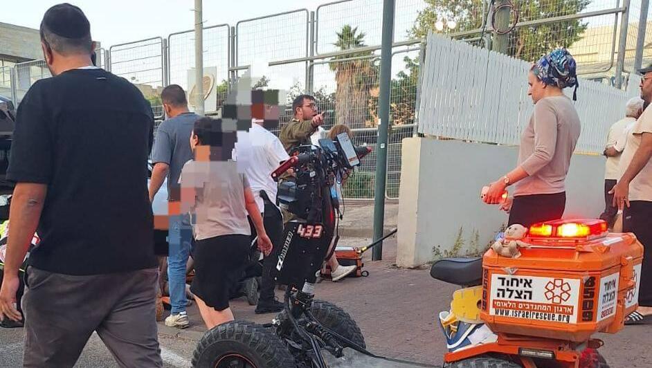 הזירה בה קרתה תאונת דרכים בין רכב פרטי לילדה כבת 3 בקריית אתא