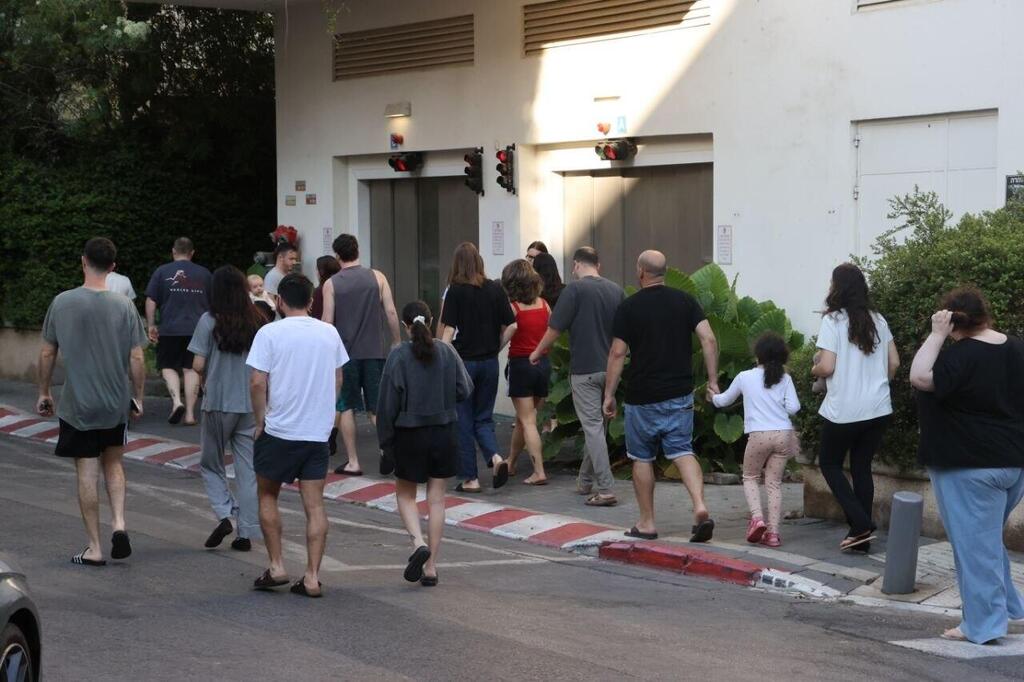 מחפשים מרחב מוגן בתל אביב (צילום: מוטי קמחי) מחפשים מרחב מוגן בתל אביב