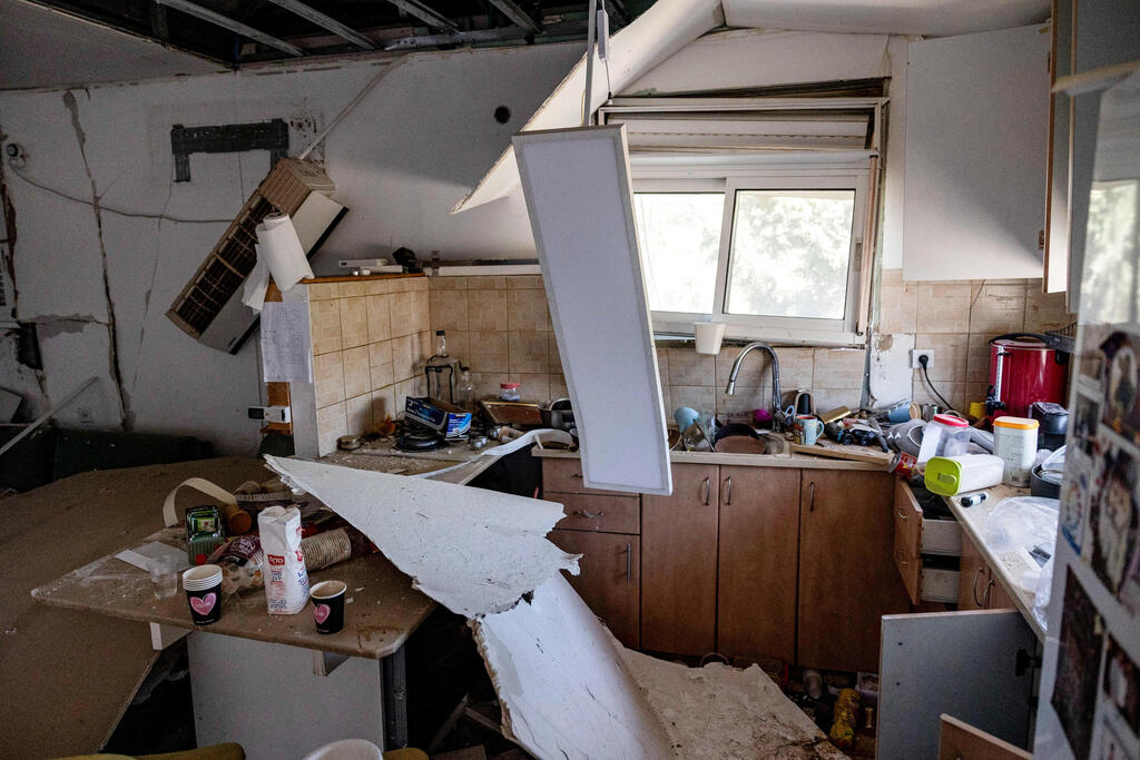 נזק לבית מטיל איראני ביהודה ושומרון (צילום: REUTERS/Naama Stern) זירת נפילה ביהודה ושומרון