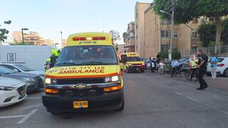 הזירה בה קרתה תאונת דרכים בין רכב פרטי לילדה כבת 3 בקריית אתא