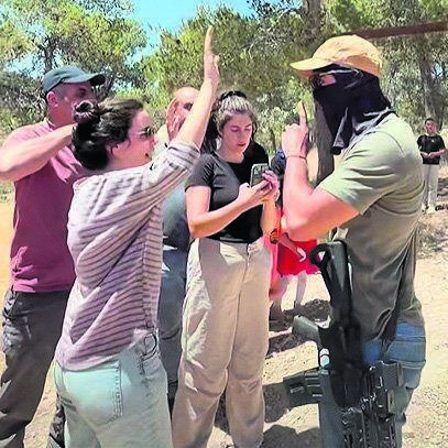 ויכוח בין פעילי "בני אברהם" למתנחל רעול פנים ויכוח בין פעילי "בני אברהם" למתנחל רעול פנים