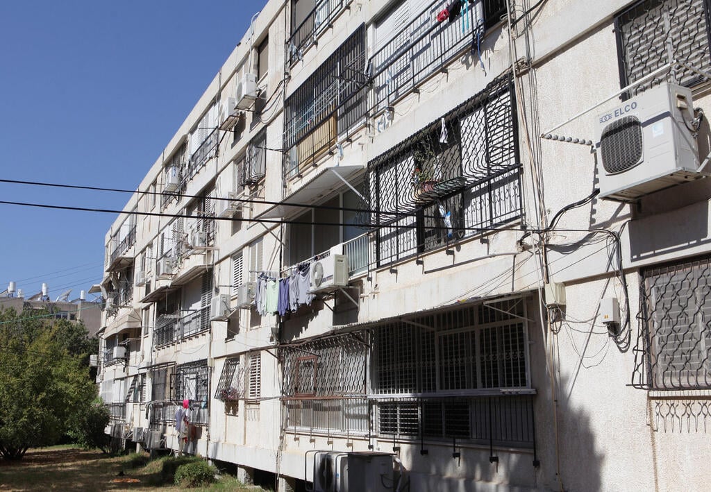 "פותחים חוזים". בניין המיועד לפינוי בינוי במרכז הארץ (אוראל כהן) CAL0250398_2.jpg