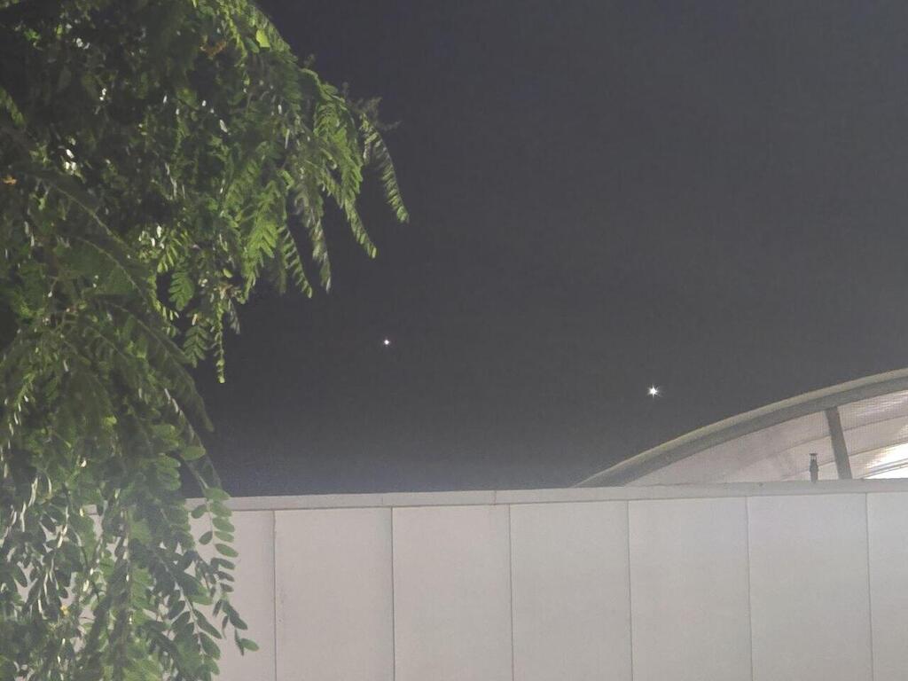 נוגה מימין וצדק משמאל