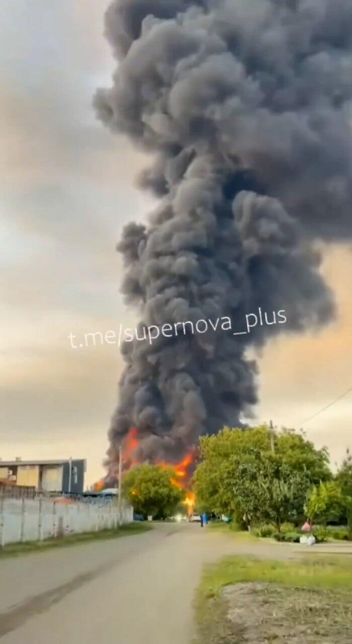 מתקן נפט רוסי עול באש בקרסנודר בעקבות פגיעת כטב"ם אוקראיני תיעוד תקיפה מתקן נפט במחוז קרסנודר ב רוסיה על ידי אוקראינה