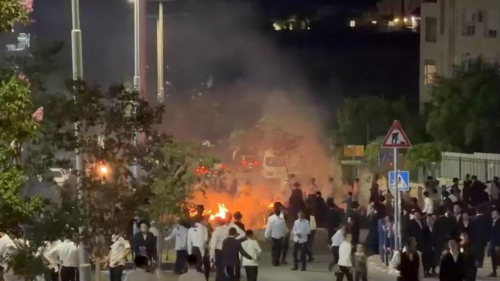אחד ממוקדי המחאה (צילום: דוברות המשטרה) התפרעות חרדים בירושלים ובית שמש