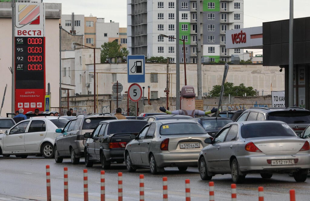 צילום: REUTERS/Alexey Pavlishak תחנת דלק ב קרים חצי האי שכבוש על ידי רוסיה בצל מתקפות אוקראינה נגד תעשיית נפט