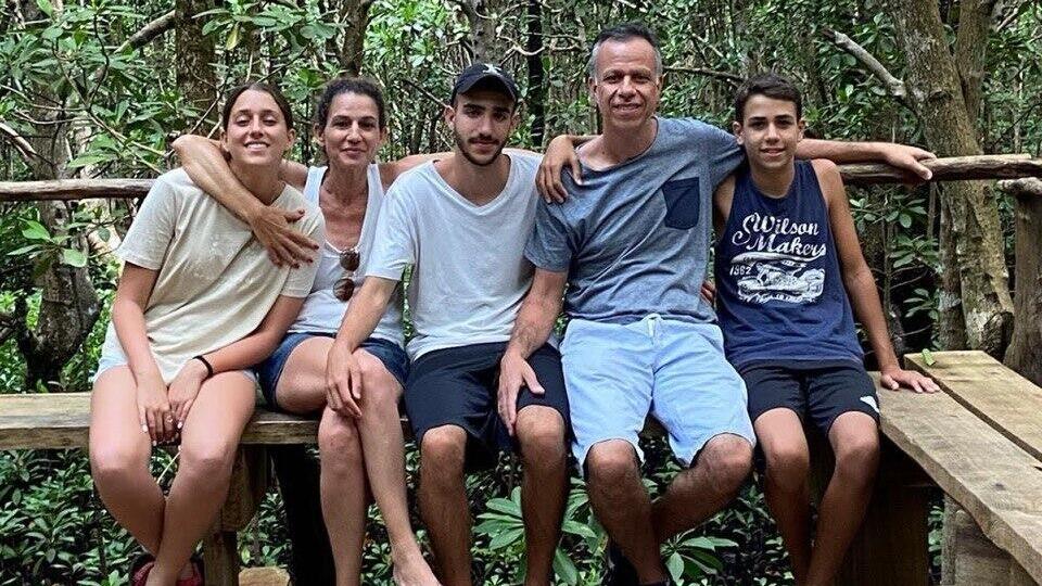 עידו נחמד לפני פציעתו הקשה בעזה. בתמונה עם הוריו אריאל וענבל ועם אחיו יהלי וזהר (צילום: אלבום משפחתי) עידו נחמד לפני פציעתו הקשה בעזה. בתמונה עם הוריו אריאל וענבל ועם אחיו יהלי וזהר