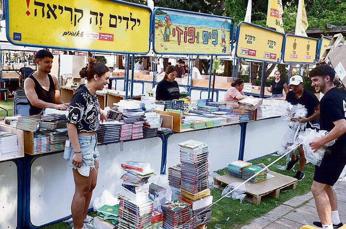 ההכנות לשבוע הספר, אתמול בתל־אביב | צילום: מוטי קמחי