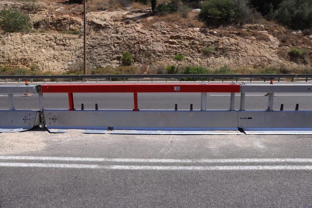מעקות חירום מיוחדים, שניתן לפתוח בתוך דקות. כביש 1 (צילום: ערן בוקר, ג'יני סוכנות צילום) התקנת מעקות בטיחות חירום בכביש 1