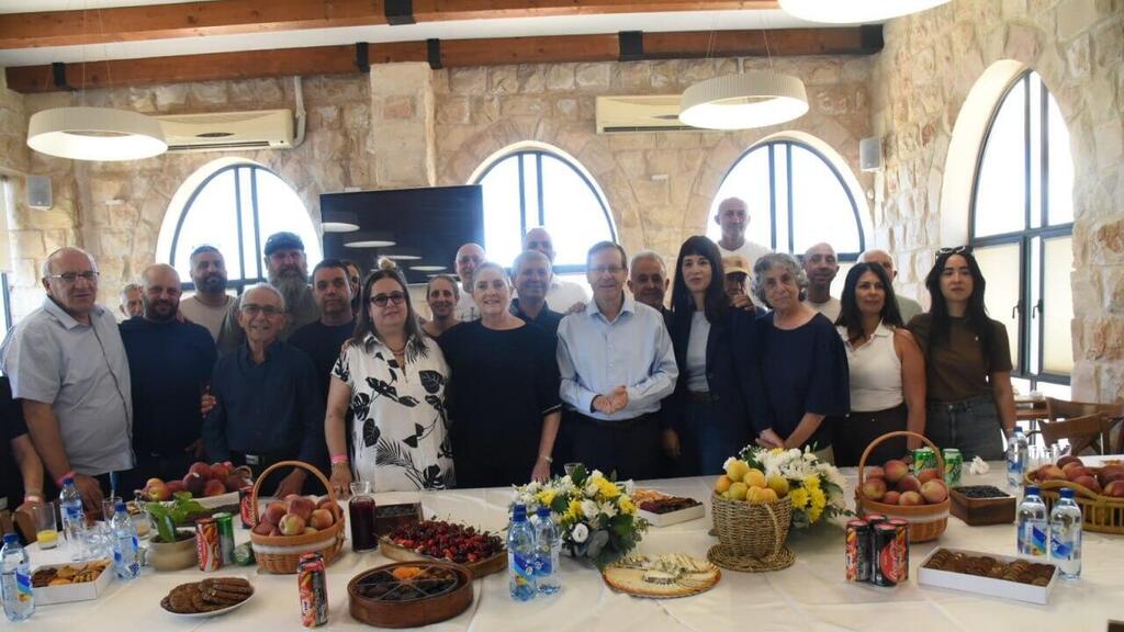 הרצוג במושב נטועה שבצפון (צילום: אביהו שפירא) ביקור נשיא המדינה במושב נטועה שבצפון