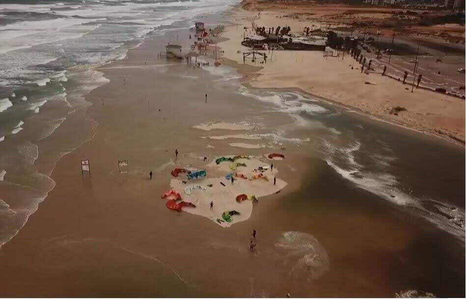 חוף פולג בחורף, כמעט ולא נשאר חוף (צילום: ריקה אדלמן) חוף פולג בחורף, כמעט ולא נשאר חוף