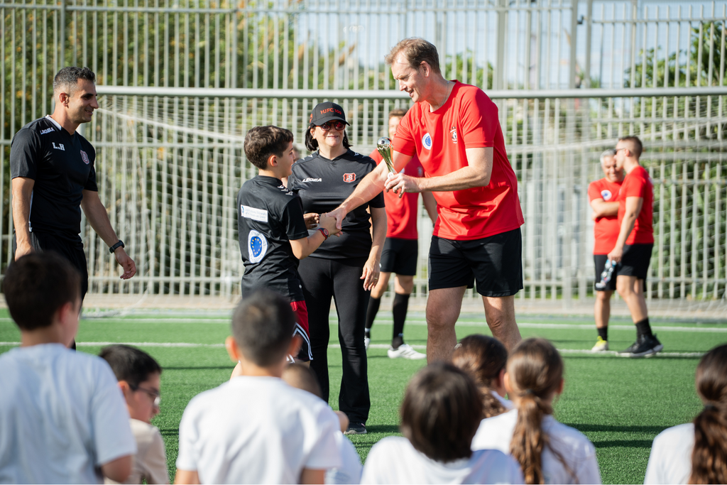 מייקל מאן, שגריר האיחוד האירופי לישראל מחלק את הפרסים לזוכים (צילום: בנימין ויסמן) משחק חוצה היבשות השנתי של ליגת השכונות