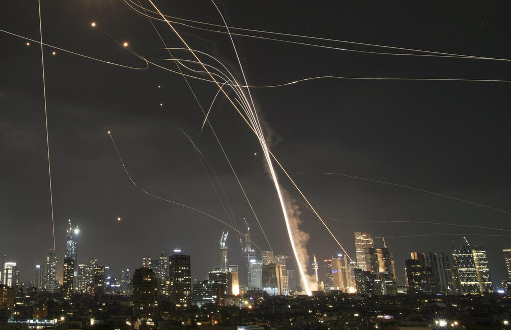 בישראל ערוכים, אך לא חושבים שאיראן תירה לעברה. יירוטים בשמי גוש דן (Leo Correa, AP) בישראל ערוכים, אך לא חושבים שאיראן תירה לעברה. יירוטים בשמי גוש דן