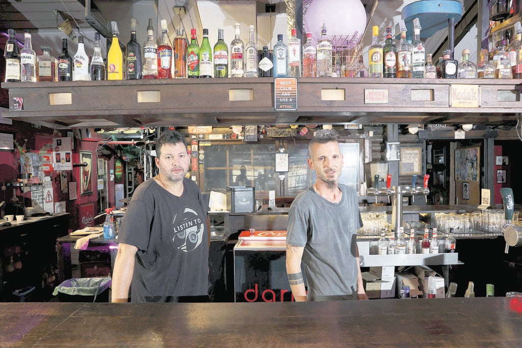 השותפים הדי צדקה (מימין) וניסן גבע מהגושרים. "הופתענו לראות כמה אנשים מגיעים. ועדיין יש ירידה של 50% מהשנה שעברה" (צילום: שאולן גולן) השותפים הדי צדקה (מימין) וניסן גבע מהגושרים