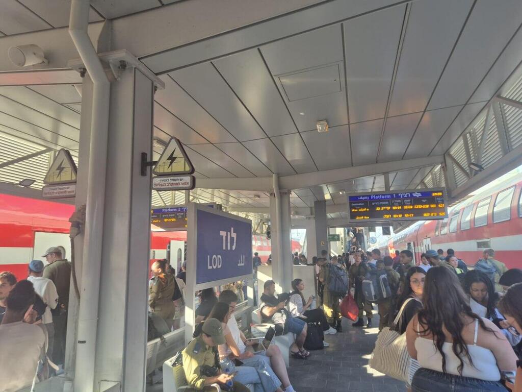 עמוס ברכבת ישראל בתחנת לוד