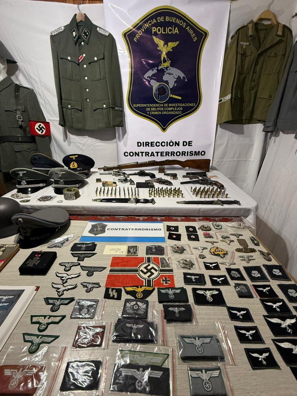 חלק מהפריטים שנמצאו בביתו של האיש (צילום: Policia de la Provincia de Buenos Aires/via REUTERS) חלק מהפריטים שנמצאו בביתו של האיש