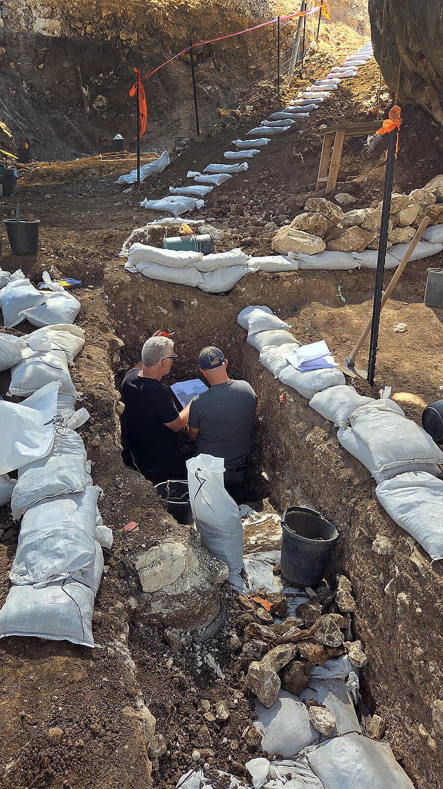החפירה במערה הקדומה (צילום: עמית גבאי, רשות העתיקות) החפירה במערה הקדומה