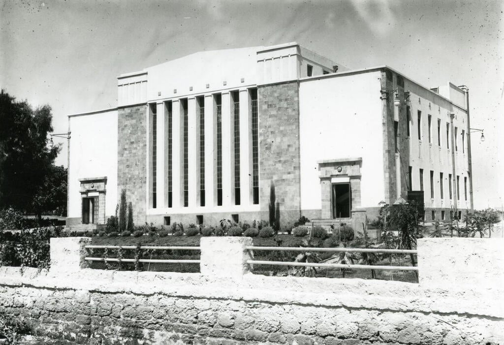 מבנה התחנה המקורי - עדיין פעיל (צילום באדיבות ארכיון חברת החשמל) מבנה התחנה המקורי