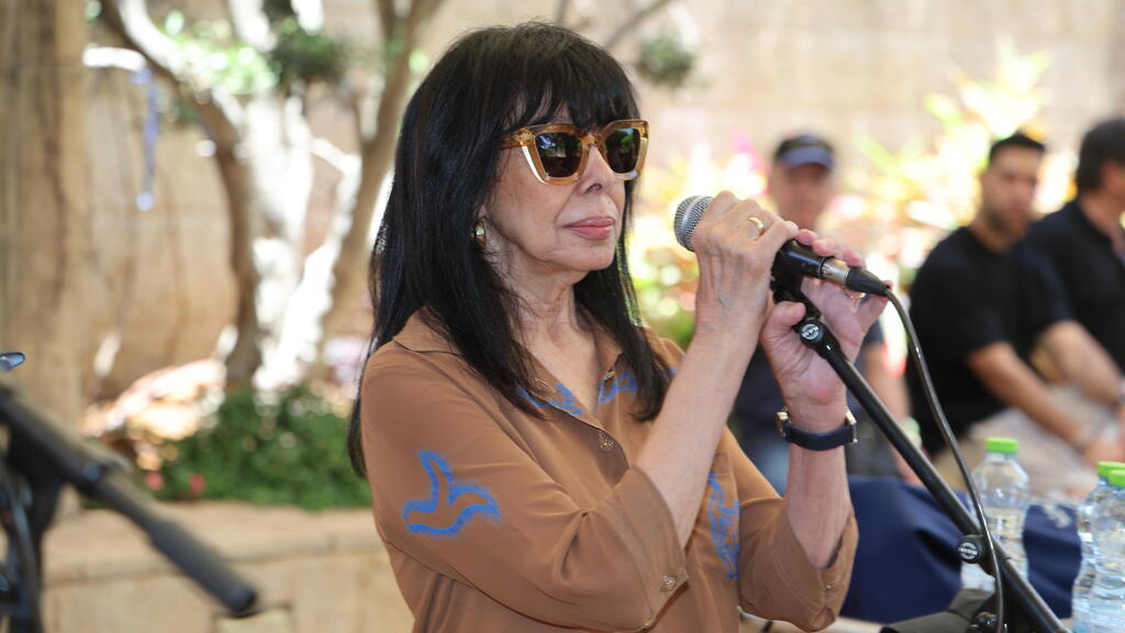 גלי עטרי בלוויתה של אסתר שמיר